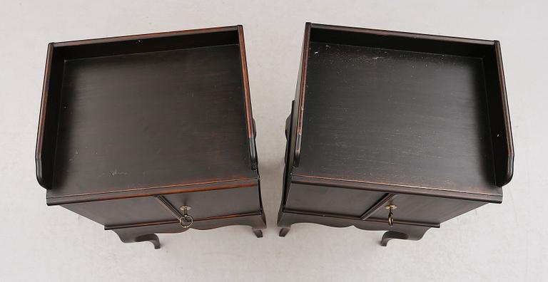 SÄNGBORD, 1 par, rokokostil, för Nationalmuseum, 1900-talets andra hälft.
