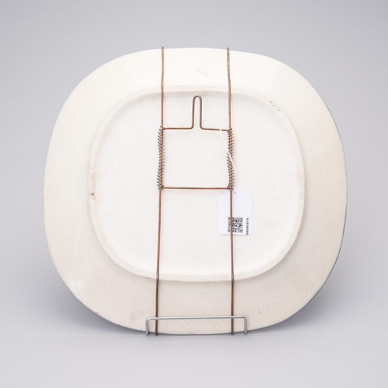 Birger Kaipiainen, A Violin dish signed Kaipiainen Arabia.