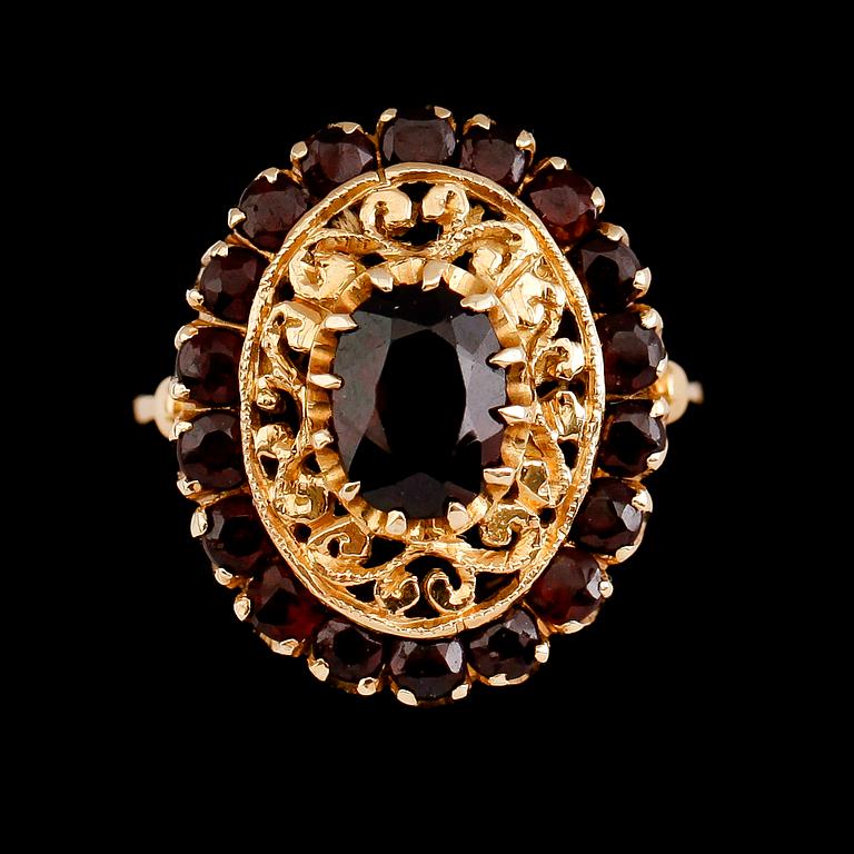 RING, 18 k guld och granater. Vikt ca 8 g.