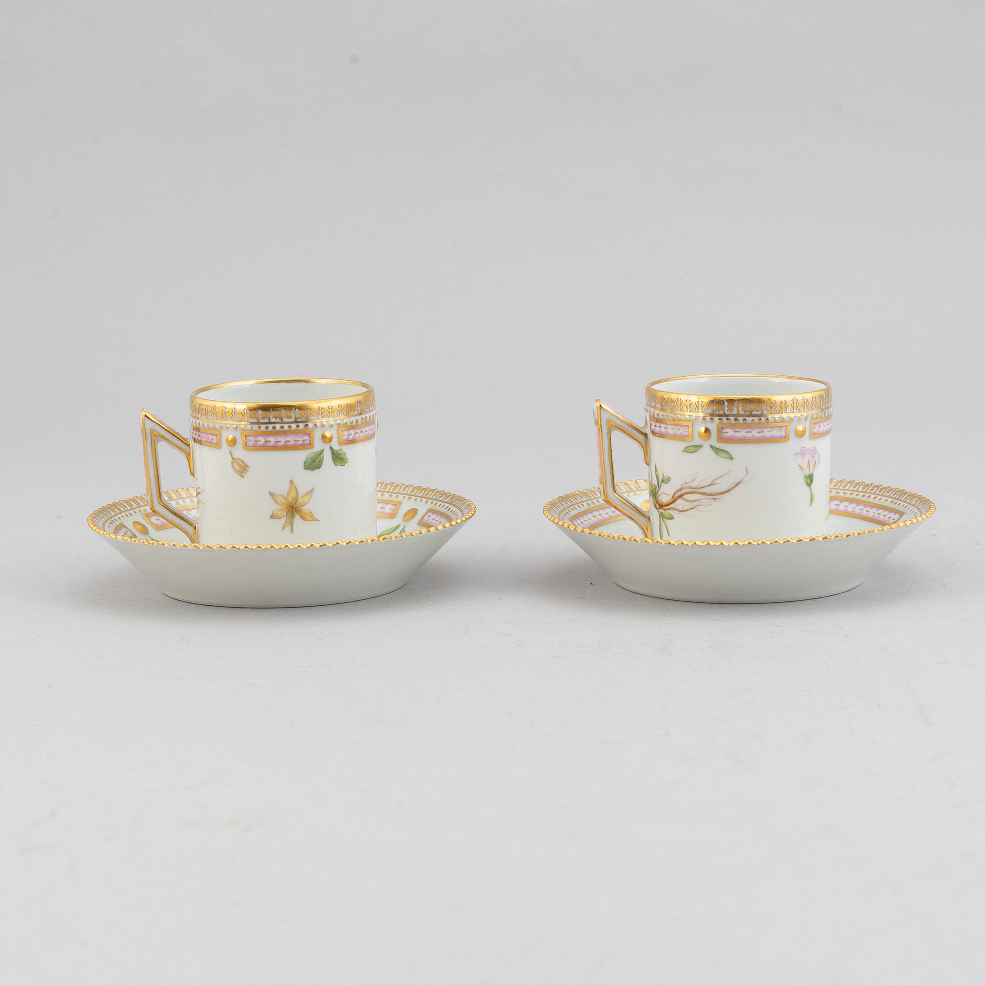 Royal Copenhagen, koppar med fat, ett par, samt sockerskål, porslin. "Flora Danica", 1900-tal.