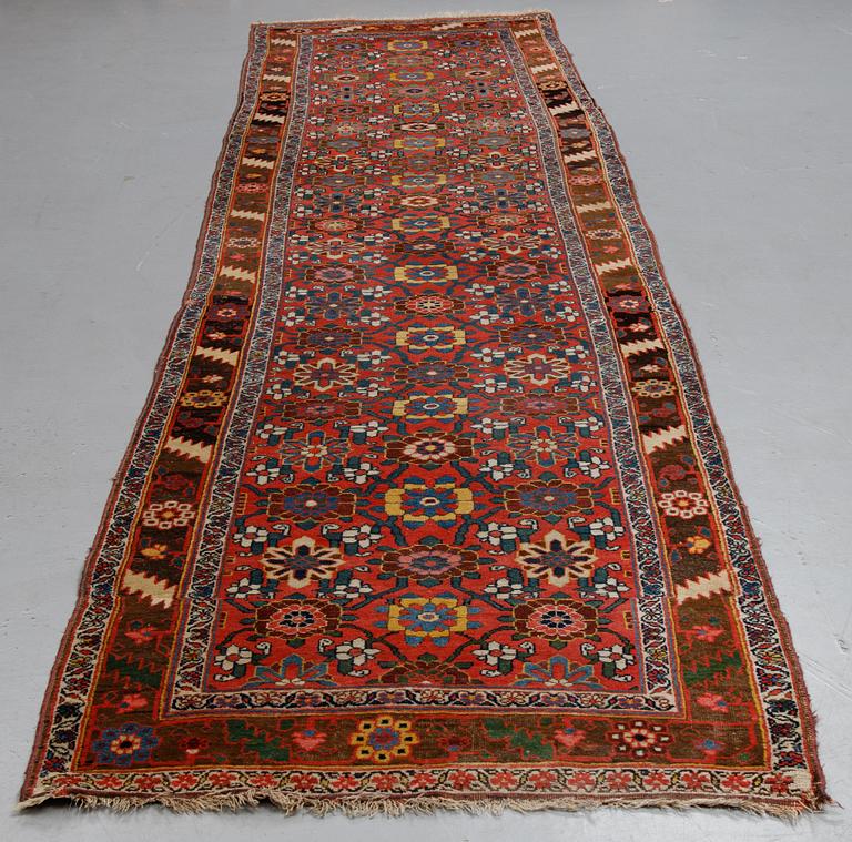 Matto, A runner, an antique West Persian/Northwest Persian, ca 417,5-425 x 101-107 cm.