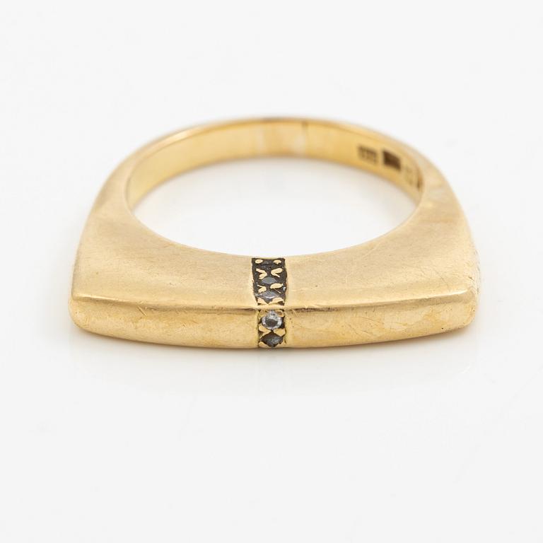 Ring, 18K guld med små briljantslipade diamanter.