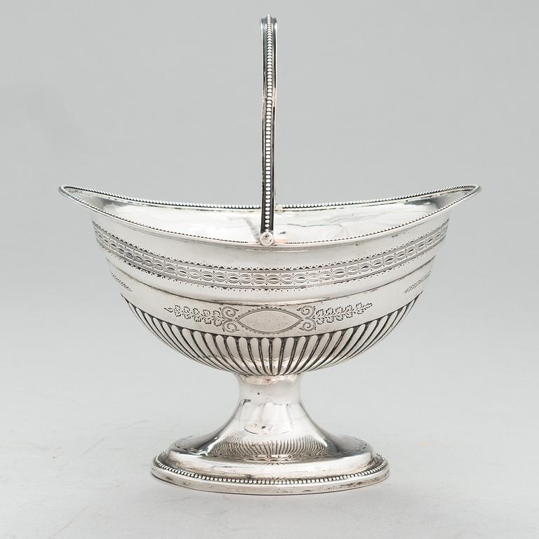 WILLIAM BOND, A late 18th-century footed silver bowl, mark of William Bond, Dublin 1791.