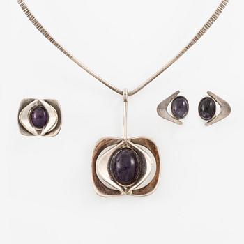 Jewellery set, silver with cabochon-cut amethysts, by Theresia Hvorslev, three pieces.