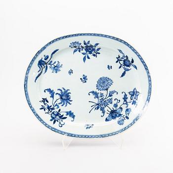 A Chinese Qianlong porcelain serving dish.