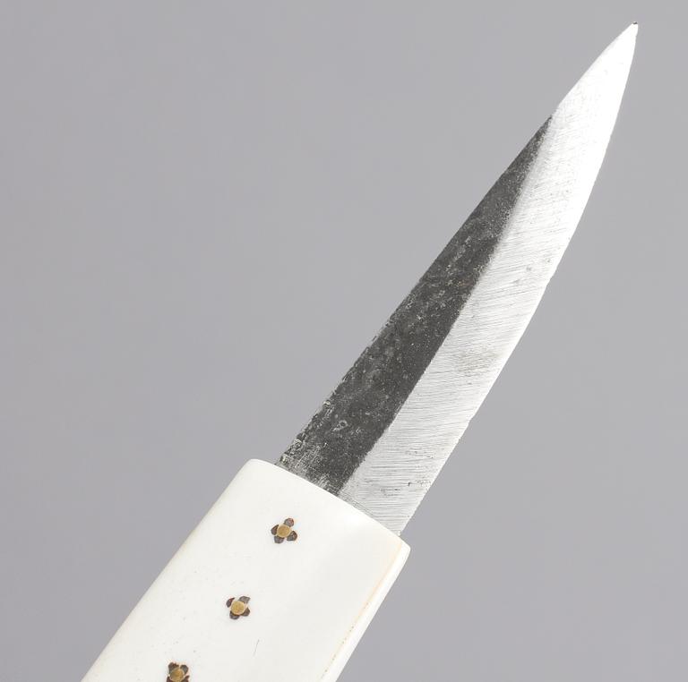 KNIVAR, 2 st, monogramsignerade MA? respektive R, 1900-tal.