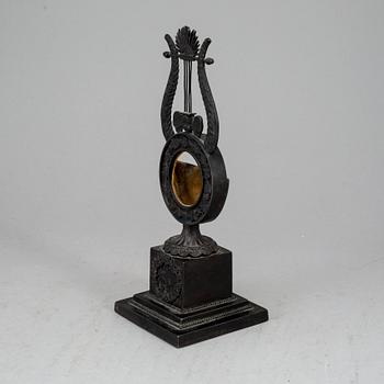 KLOCKSTÄLL, gjutjärn, troligen Berlin, ca 1820-30-tal.