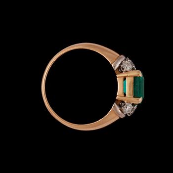 RING med trappslipad smaragd, 2.82 ct, samt briljantslipade diamanter totalt 0.54 ct. Kvalitet circa H/VS.