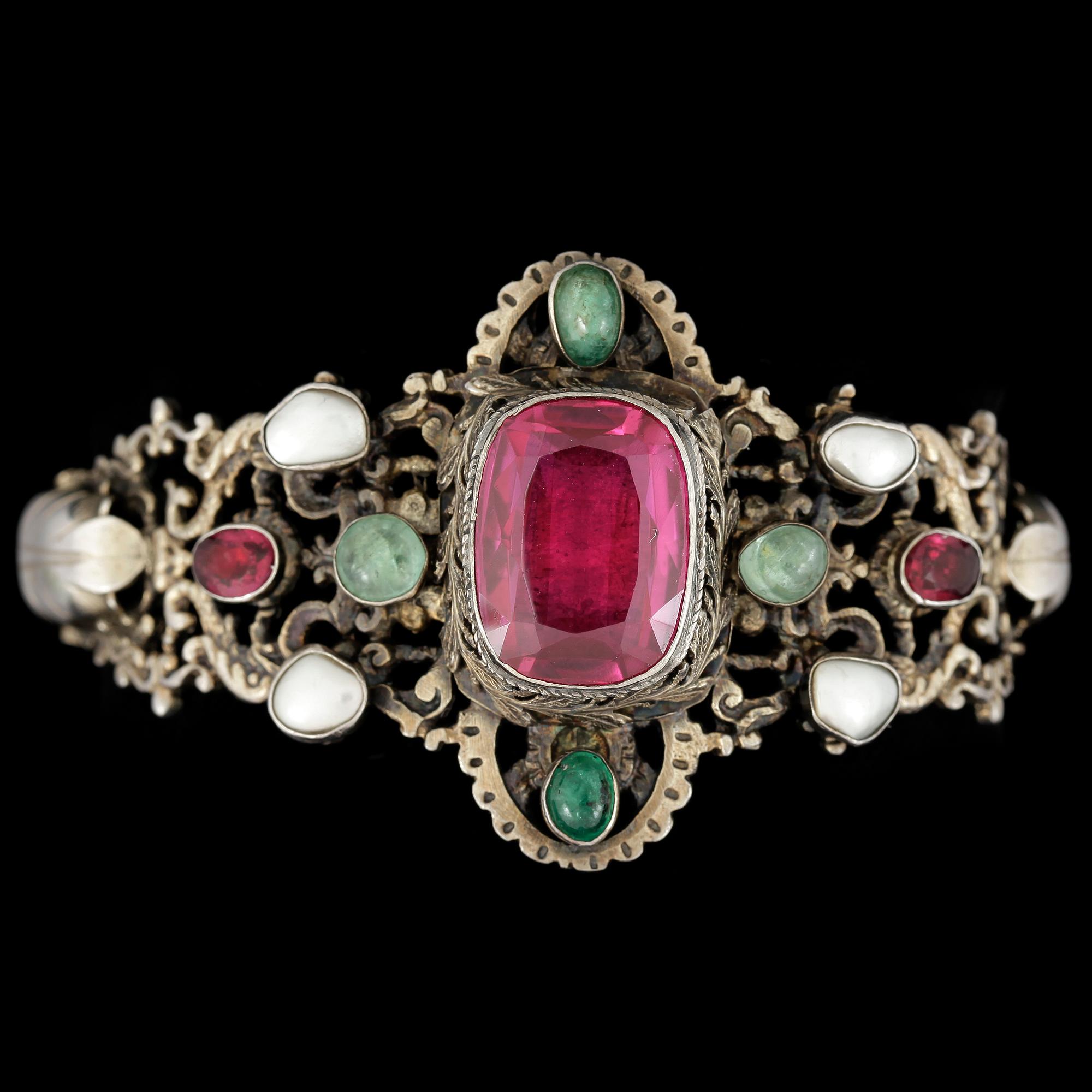 ARMRING, silver med bla röda och gröna stenar, renässansstil, tidigt 1900-tal. Vikt 50g.