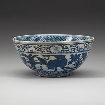 A large blue and white bowl, Ming dynasty, Wanli (1572-1620).