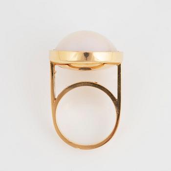 18K gold and mabe pearl ring.