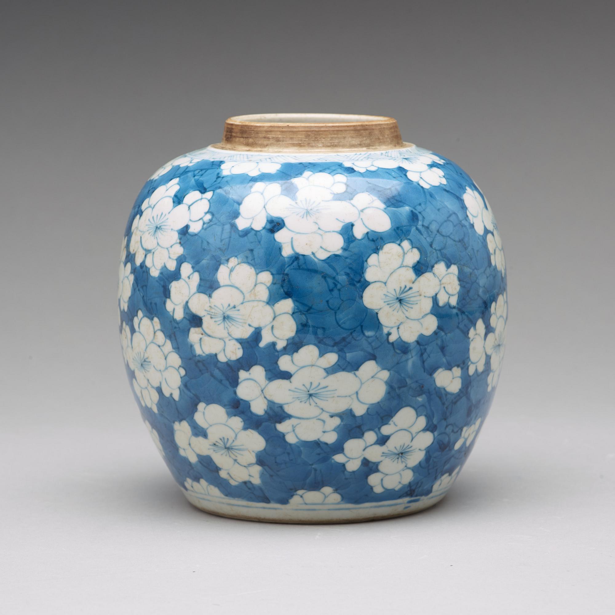 A blue and white jar, Qing dynasty, Kangxi (1662-1722).