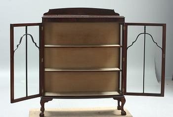 VITRINSKÅP, engelsk stil, 1900-talets första häft, England.