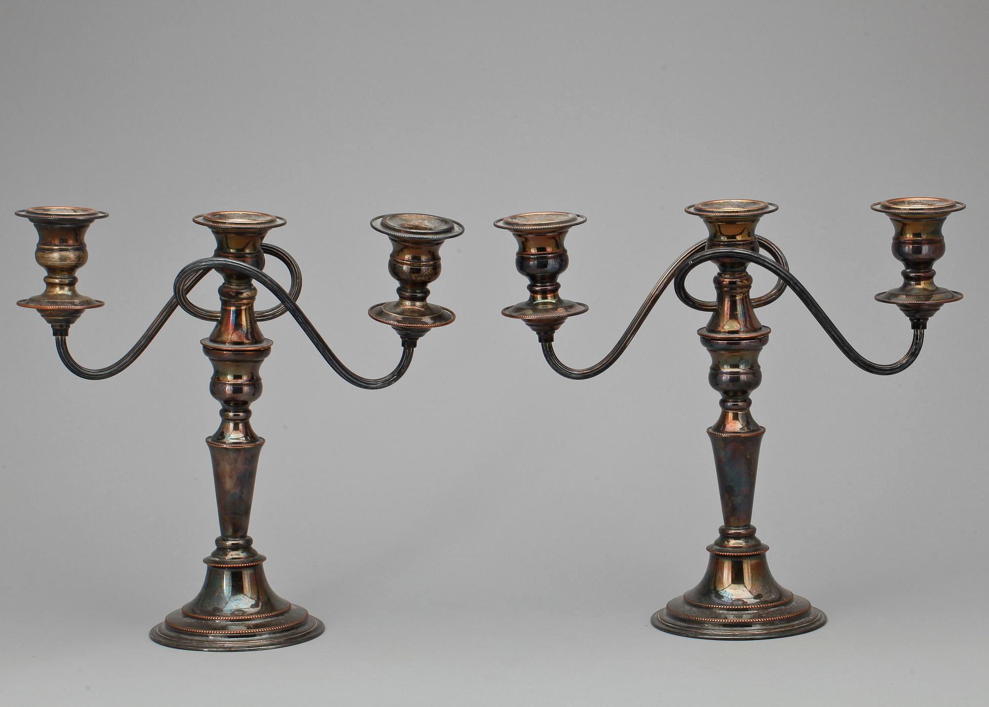 KANDELABRAR, ett par, pläter, 1900-talets första hälft.