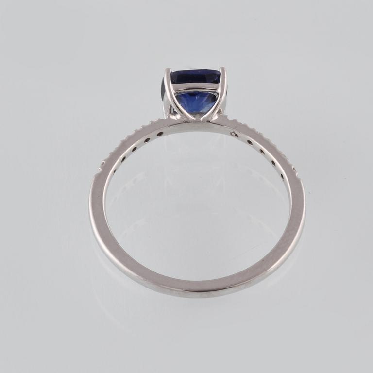 RING, 18K vitguld med briljantslipade diamanter ca 0.04 ct samt fasettslipad blå safir. Vikt 1,9 gram.
