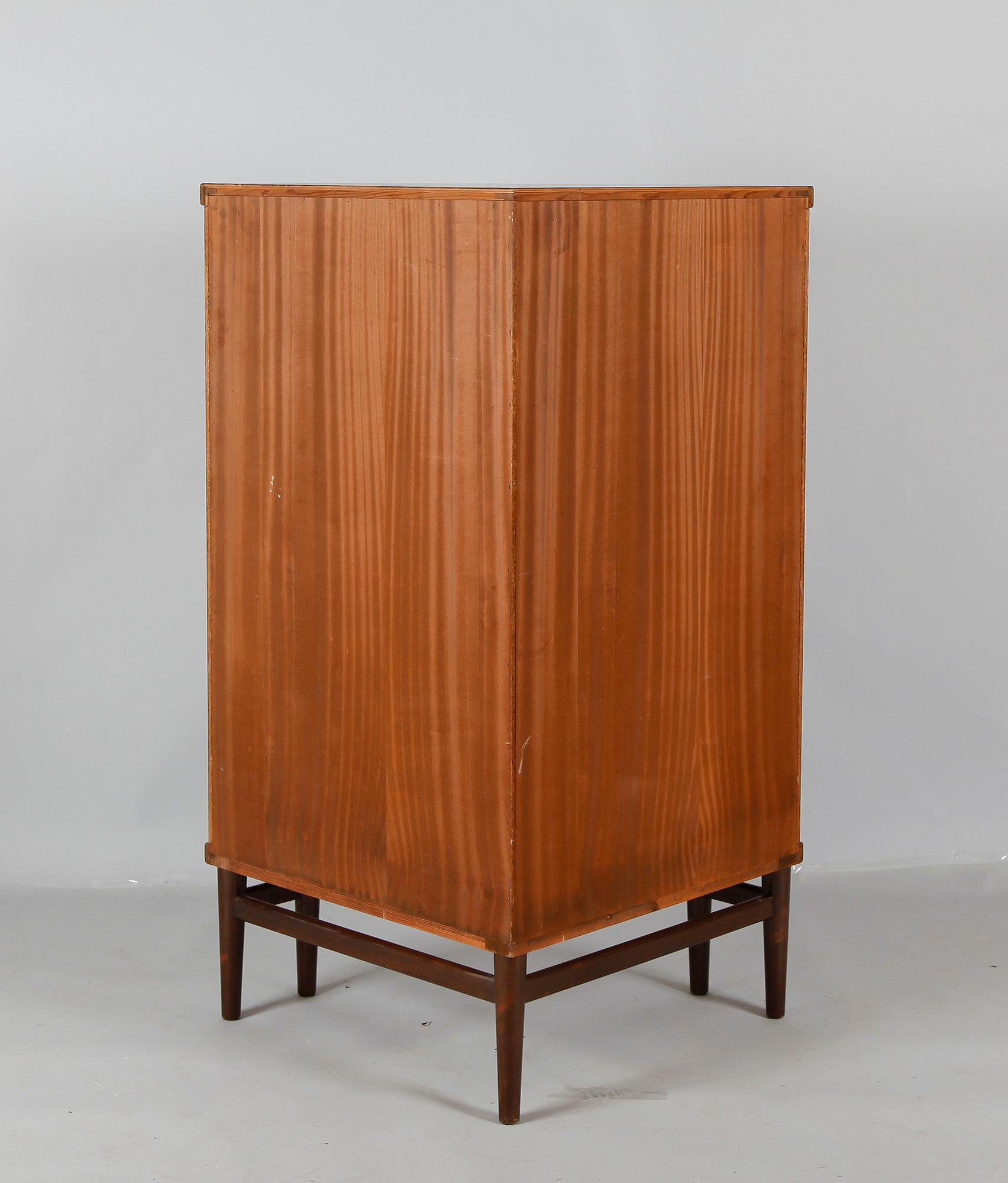 HÖRNSKÅP, 1900-talets mitt.