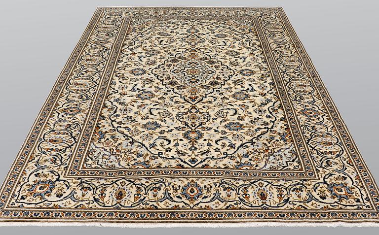 A carpet, Kashan, ca 297 x 200 cm.