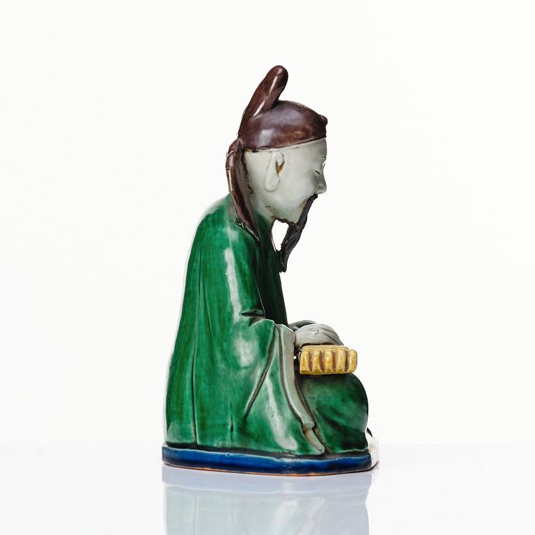 A famille verte figure of man playing the qin, Qing dynasty, Kangxi (1662-1722).