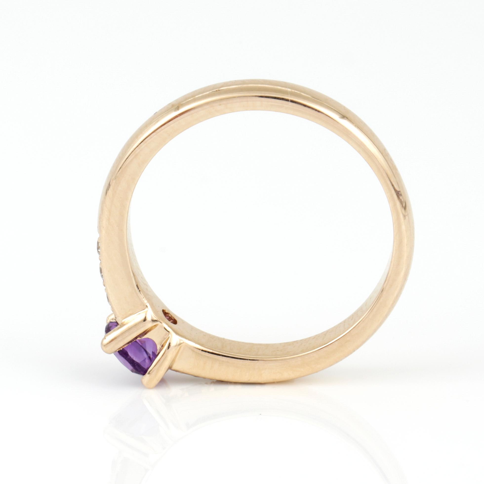 RING, 14K guld med rund fasetterad ametist ca 0,44 ct och briljantslipade diamanter tot ca 0,11 ct. Vikt 3,75 g.