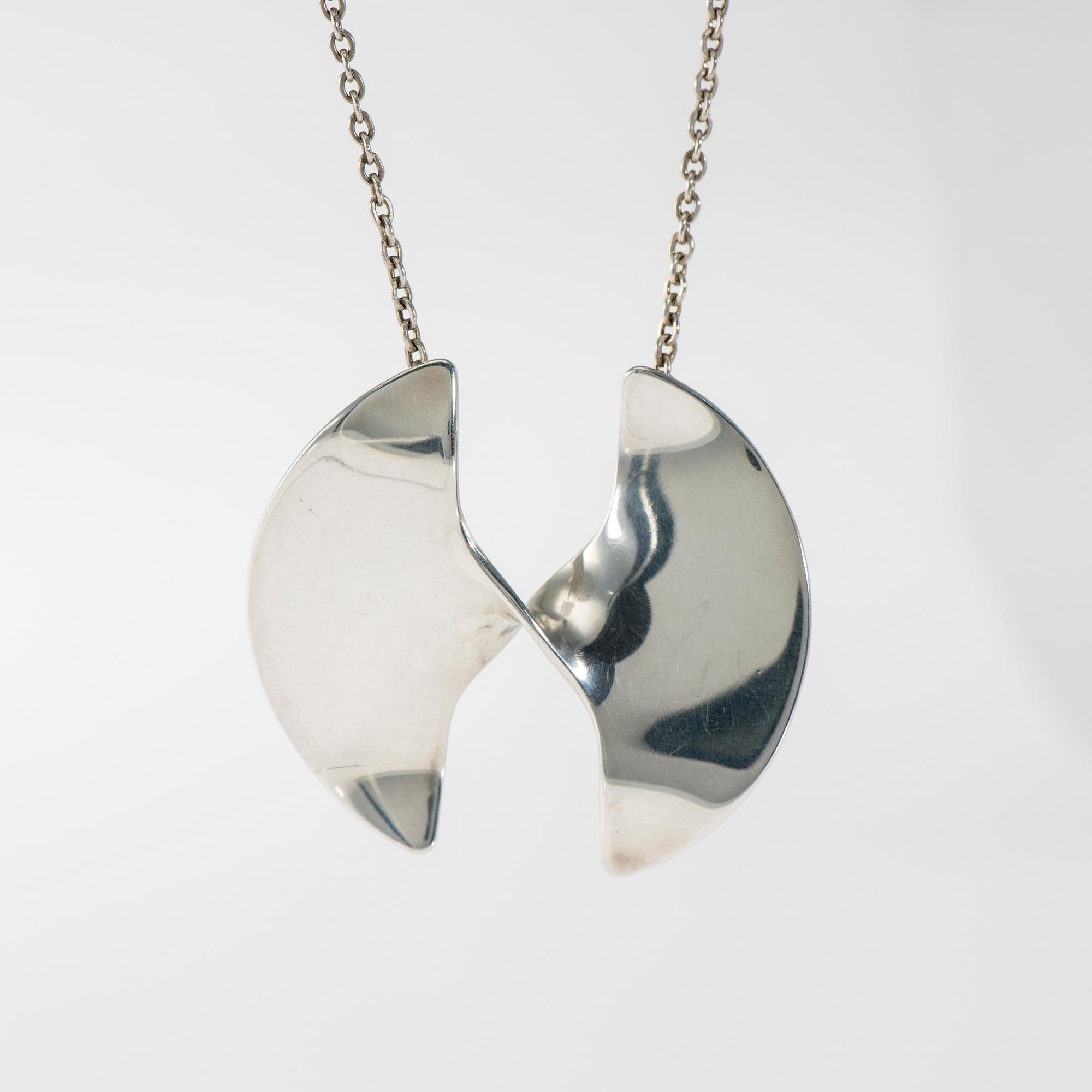 HALSSMYCKE, silver. Pekka Piekäinen, Auran Kultaseppä, Åbo 1975. Vikt ca 30,1 g.