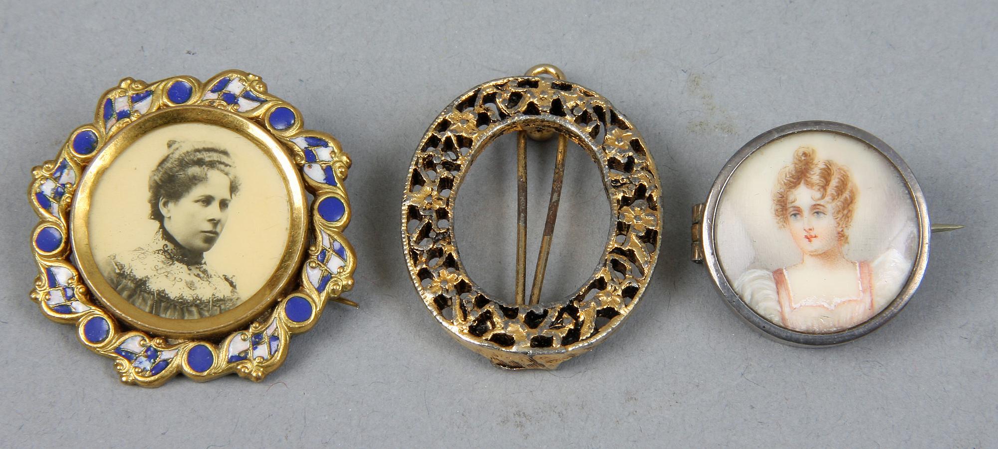 PARTI BIJOUTERIER, 87 delar, 1900-tal.