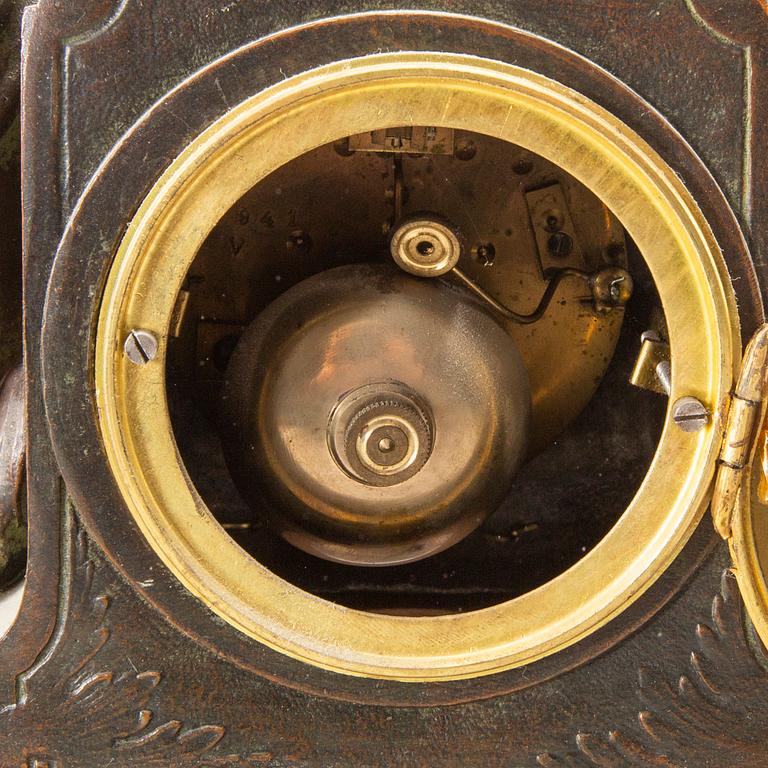 A table clock around 1900.