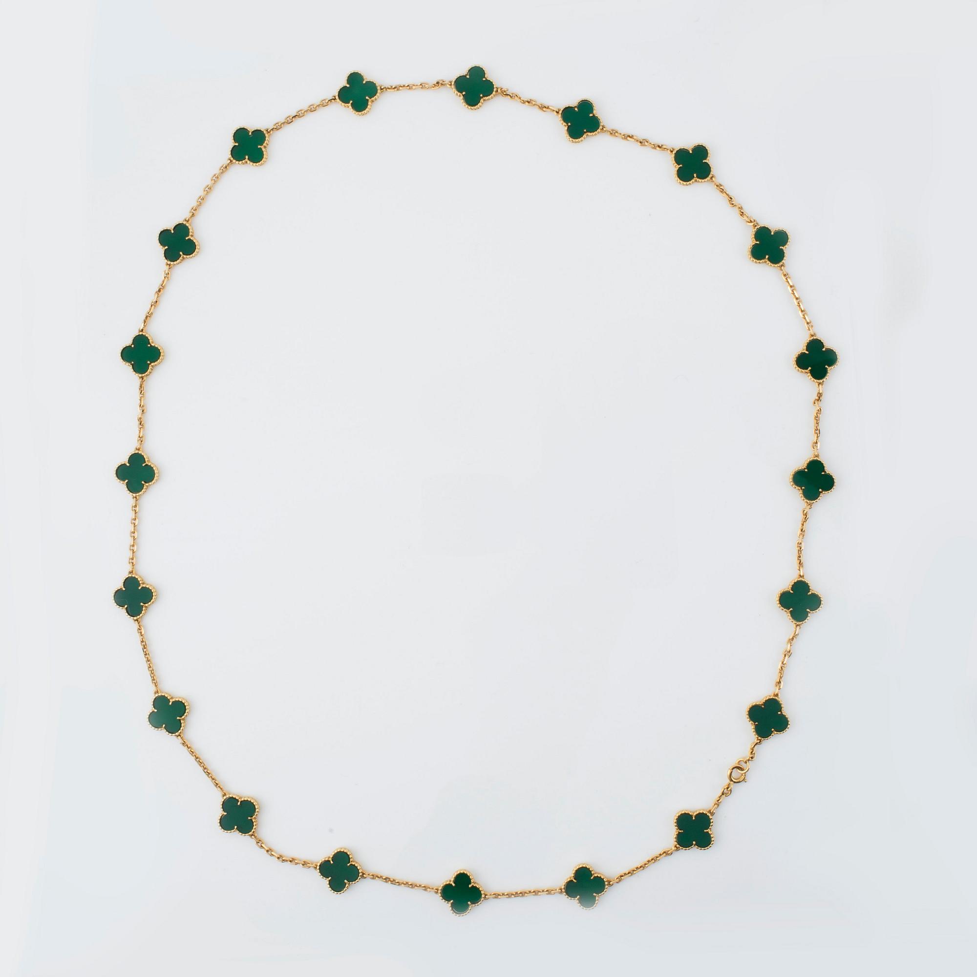 A green chalcedony and 18K gold Alhambra necklace from Van Cleef Arpels. Signed V.C.A for Van Cleef Arpels. Bukowskis