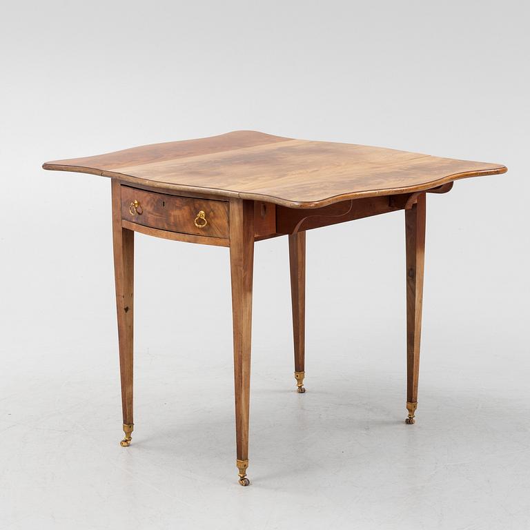 A mahogany drop leaf table from around the year 1900.