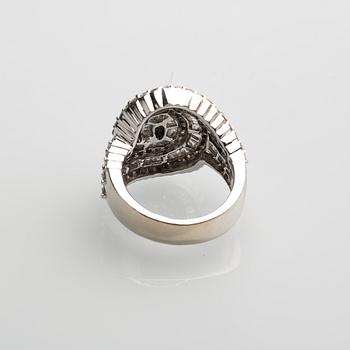 RING, 18 k vitguld med olikslipade diamanter, totalt ca 3,19 ct. Vikt ca 14,5 g.