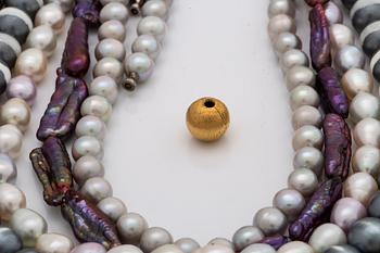 LYNGGAARD, 9 neclaces and clasp 18K gold, original cases, 1 case damaged, lengths approx 40-46 cm.