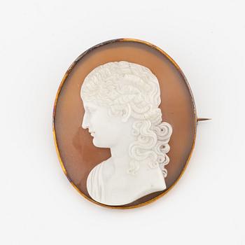 Brooch with shell cameo.