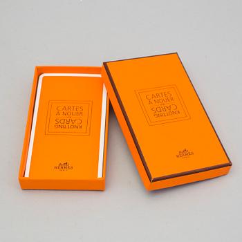 KNOTTING CARDS, "Cartes À Nouer", Hermès. Kort i originaletui med 21 olika sätt att knyta Hermès-scarfar på.