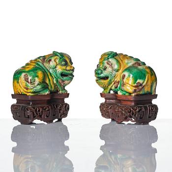 Figuriner, två stycken, porslin. Qingdynastin, Kangxi (1662-1722).