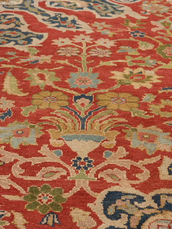 A CARPET. An antique Mahal, a so called Ziegler. 400,5 x 297 cm.