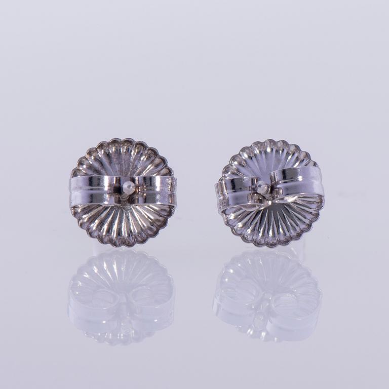 ÖRHÄNGEN, 14K vitguld, naturliga ljusgröna, briljantslipade diamanter tot. 0,36 ct. Vikt 1,7 g.