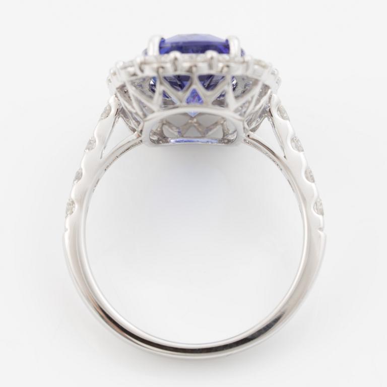 Ring, cocktailring, 18K vitguld med cushionslipad tanzanit och briljantslipade diamanter.