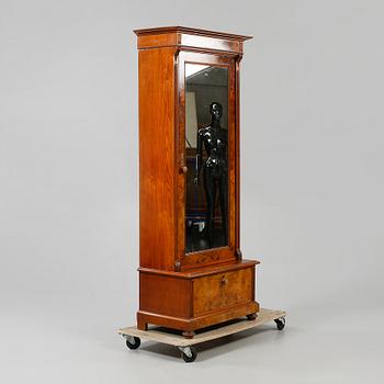 KLÄDSKÅP, nyrenässans, 1800-talets andra hälft.