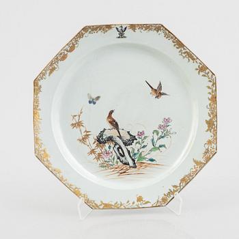 A Chinese famille rose porcelain octagonal crested charger, Qianlong (1736-95), Qing dynasty.