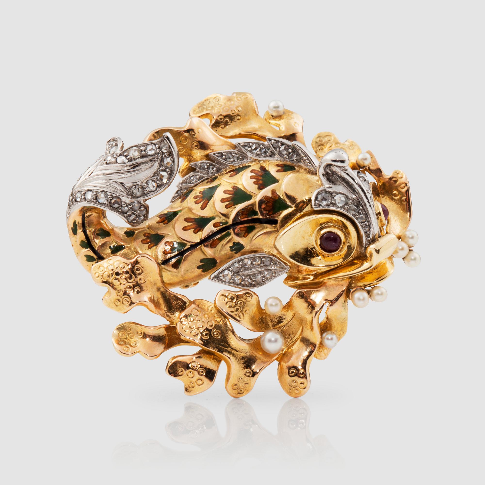 BROSCH/KLÄDCLIP, 18k guld med emalj, odlade pärlor, rosenslipade diamanter samt rubiner. W.A. Bolin, Stockholm, 1947.