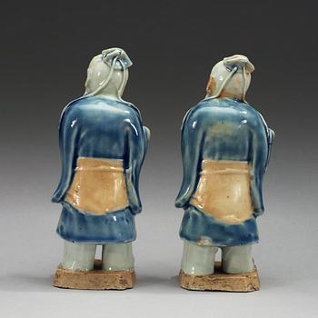 FIGURINER, ett par, porslin. Qing dynastin, 1700-tal.