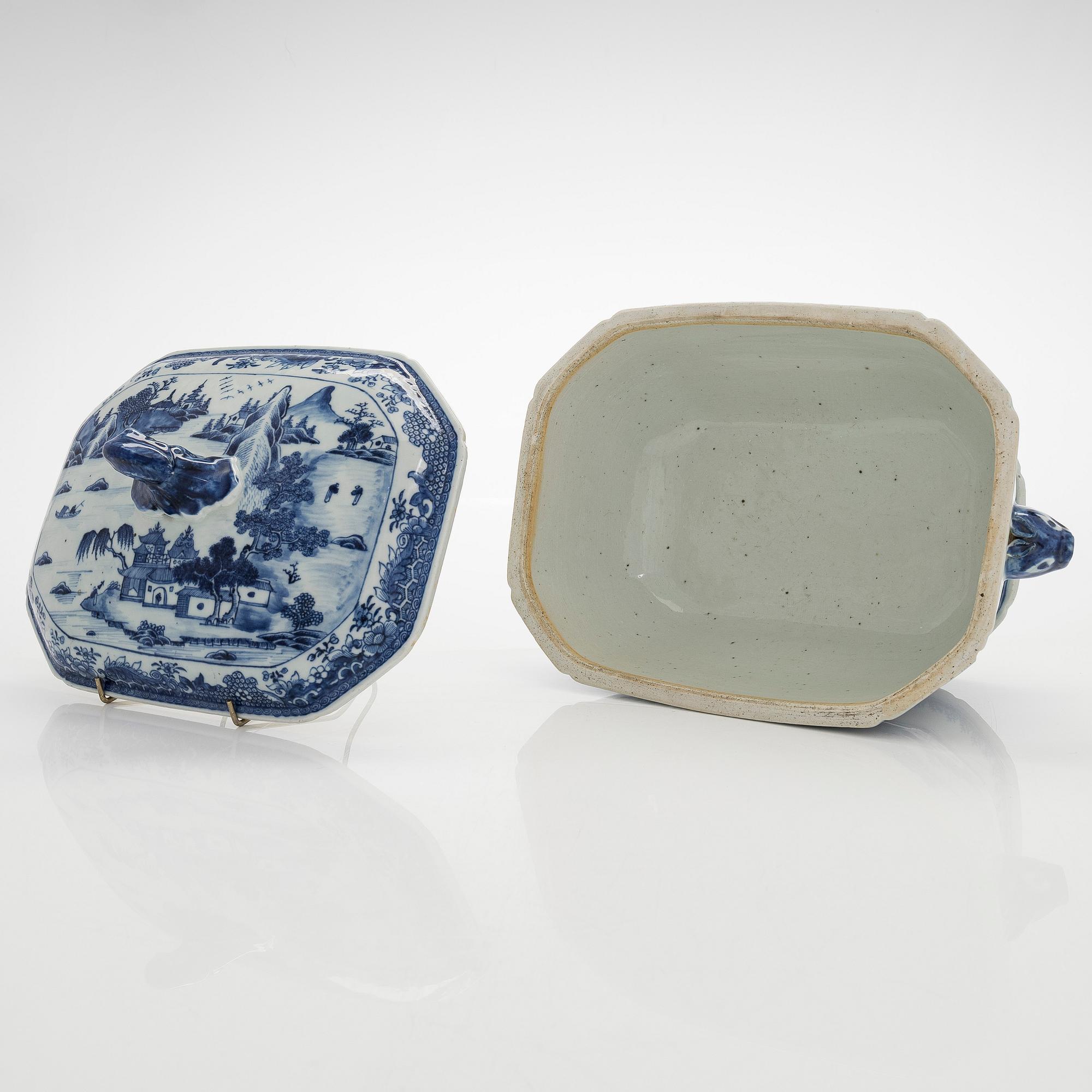 A blue and white tureen with cover and a dish, Qing dynasty, Qianlong (1736-95).