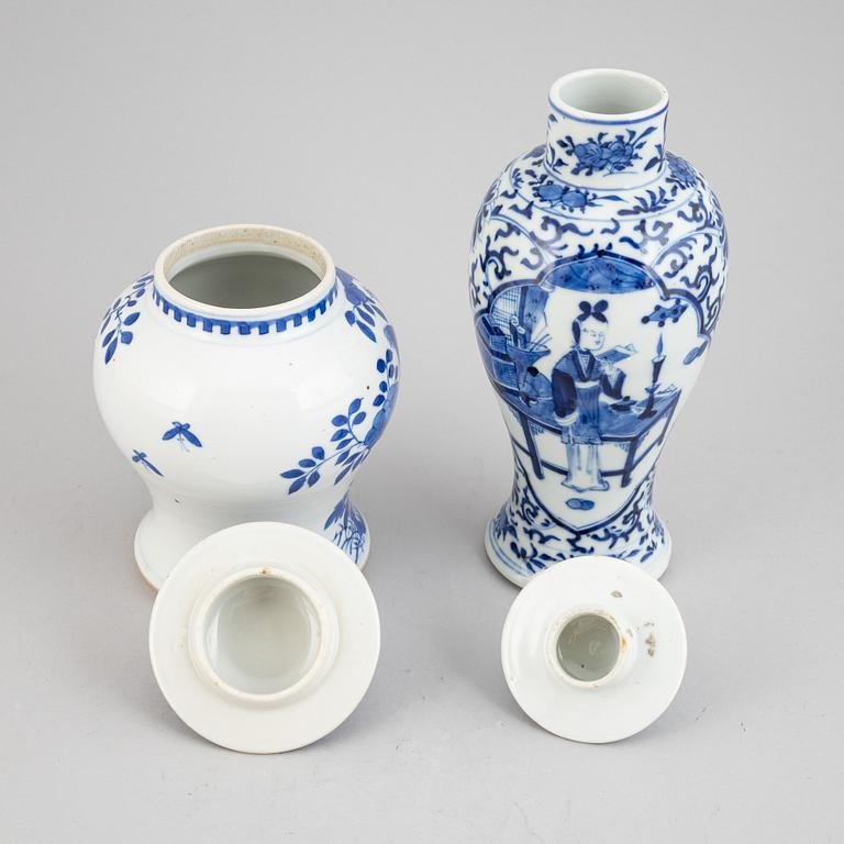 A pair of chinese blue and white vases, late Qing dynasty, late 19th century and 20th century.