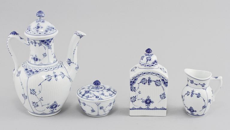 KAFFESERVIS, 35 delar, porslin,  "Musselmalet", Royal Copenhagen, 1900-talets andra hälft.