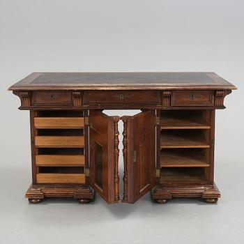 SKRIVBORD, nyrenässans, omrking 1900.