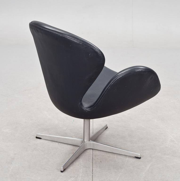 FÅTÖLJ. "Svanen", design Arne Jacobsen. Modellen formgiven 1958.