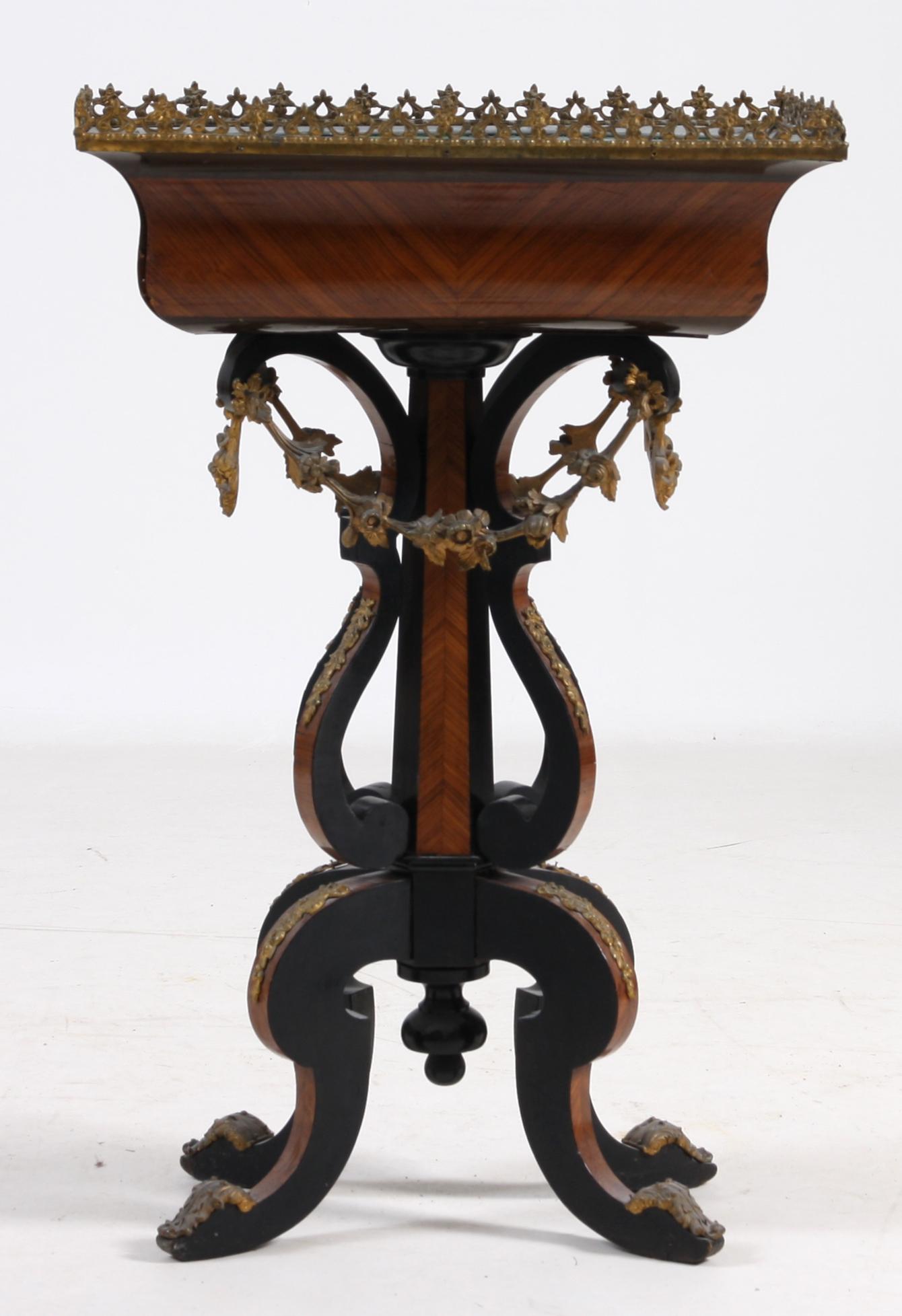 BLOMBORD, nyrokoko, 1800-talets andra hälft.