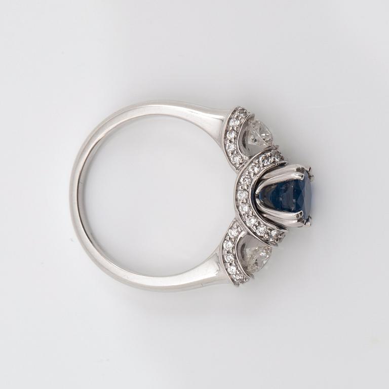 RING med safir ca 2.00 ct samt briljantslipade diamanter totalt ca 0.70 ct.