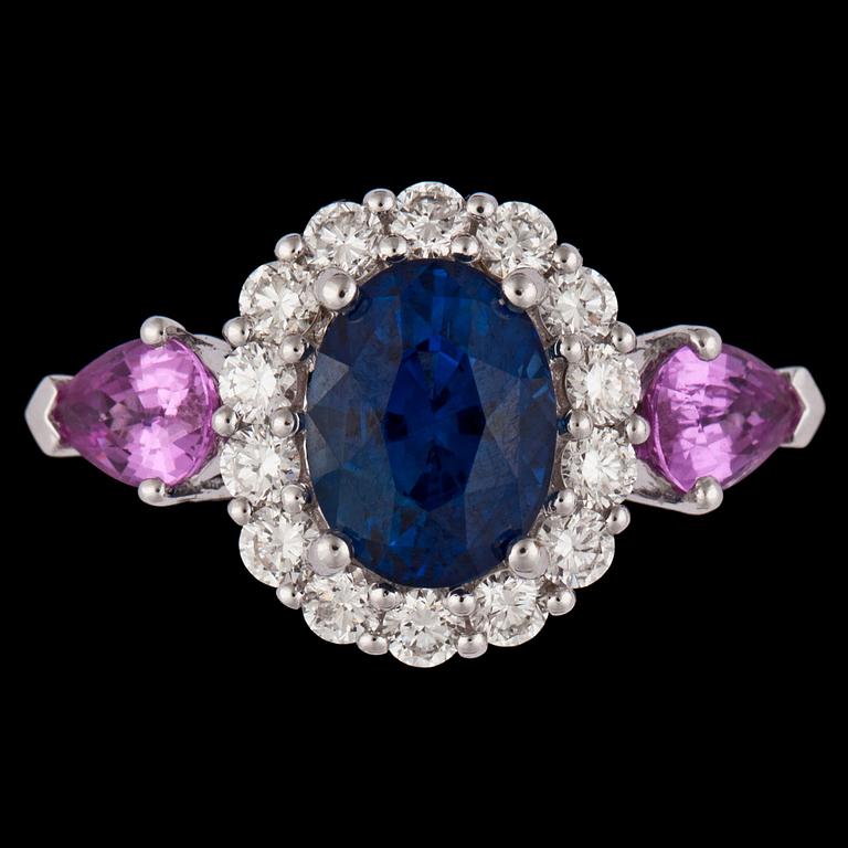 RING, fasettslipad blå safir samt två rosa safirer, tot. 3.76 ct, briljantslipade diamanter, tot. 0.65 ct.