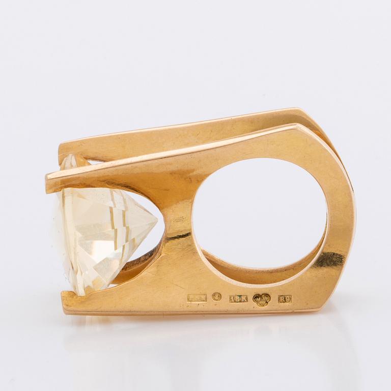RING 18K gold with 1 citrin approx 18 x 18 mm, total weight 15 g, Stockholm 1967.