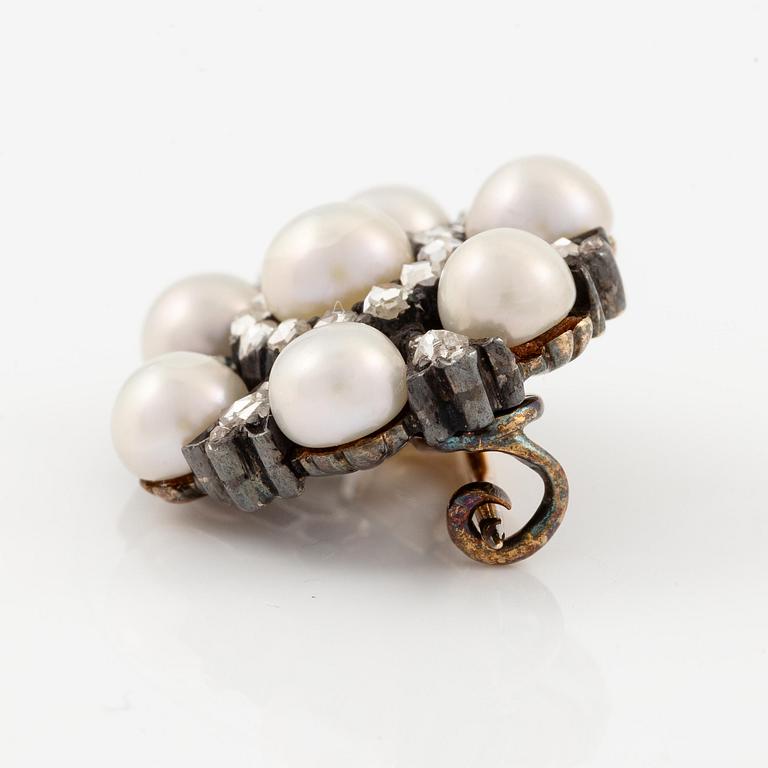 A brooch in 18K gold and silver with pearls and rose-cut diamonds.